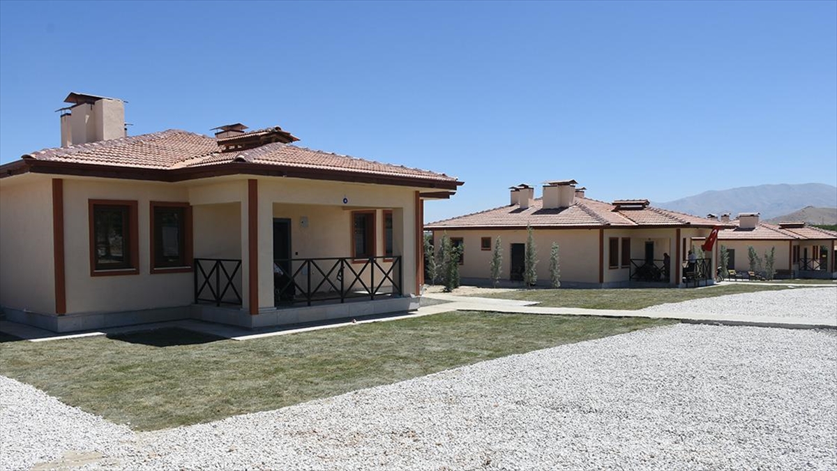 Malatya'nın Kuyulu Mahallesi'nde Depremzedeler Köy Evlerine Yerleşiyor