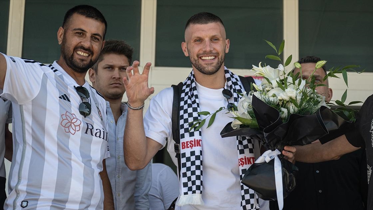 Beşiktaş, Ante Rebic'in Transferi İçin Görüşmelerin Başladığını Açıkladı