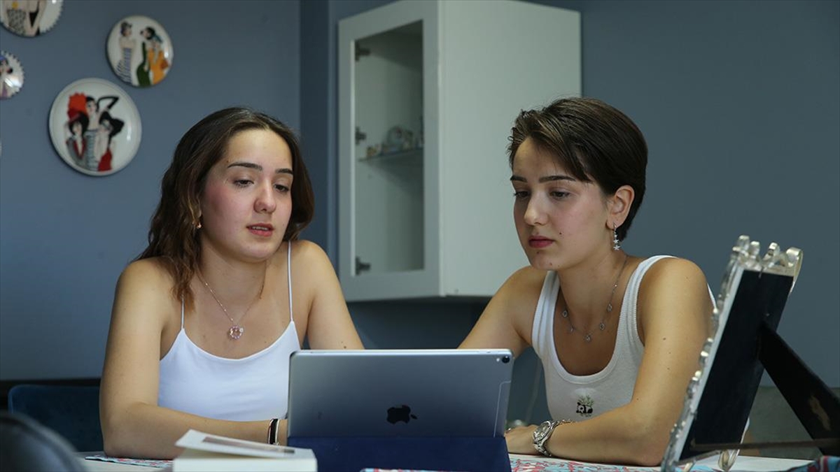 Yks'de Başarılı Olan İkizleri Hedefleri Ayırdı