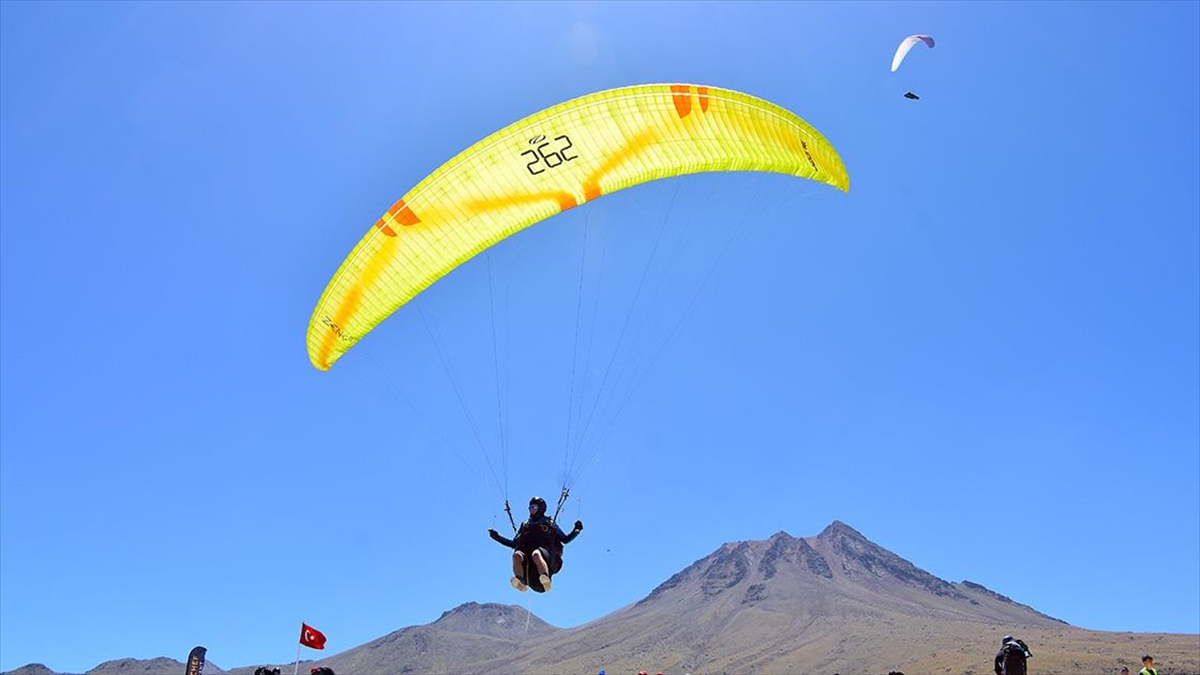 Yamaç Paraşütü Dünya Kupası'nda Dünyanın Gözü Hasan Dağı'nda