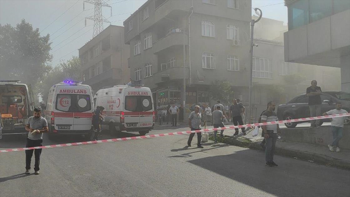 Bayrampaşa'da Bir İş Merkezinde Çıkan Yangına İtfaiye Ekiplerince Müdahale Ediliyor