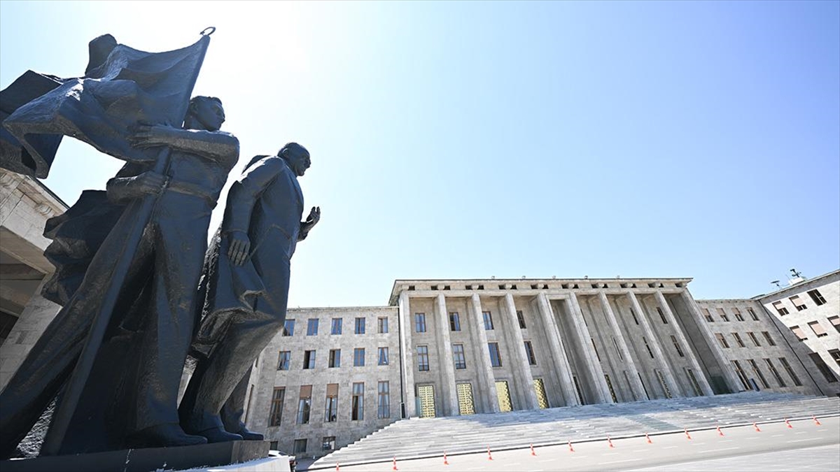 Türkiye'de Çağdaş Mimarinin İki Farklı Örneği Tbmm Binası Ve Camisi