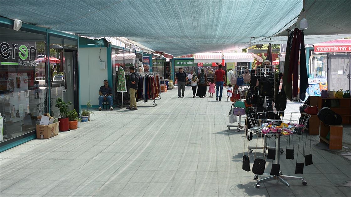 Malatya'da Depremler Nedeniyle İş Yerleri Yıkılan Esnaf Konteynerde Ticarete Devam Ediyor
