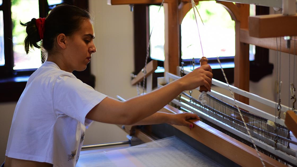 Eskişehirli Kursiyer Kadınlar Tezgahta Dokudukları Ürünlerle Gelir Sağlıyor