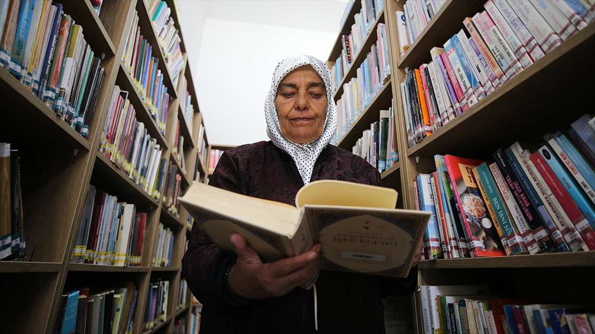 Okumayı Bilmeyen Ablası İçin Dost Olduğu Kitaplardan 60 Yıldır Kopamıyor