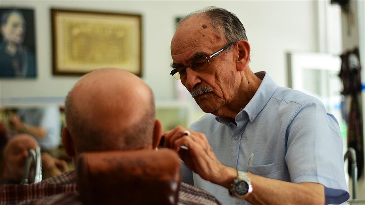 Çırak Olarak Başladığı Berberliği 66 Yıldır Sürdürüyor