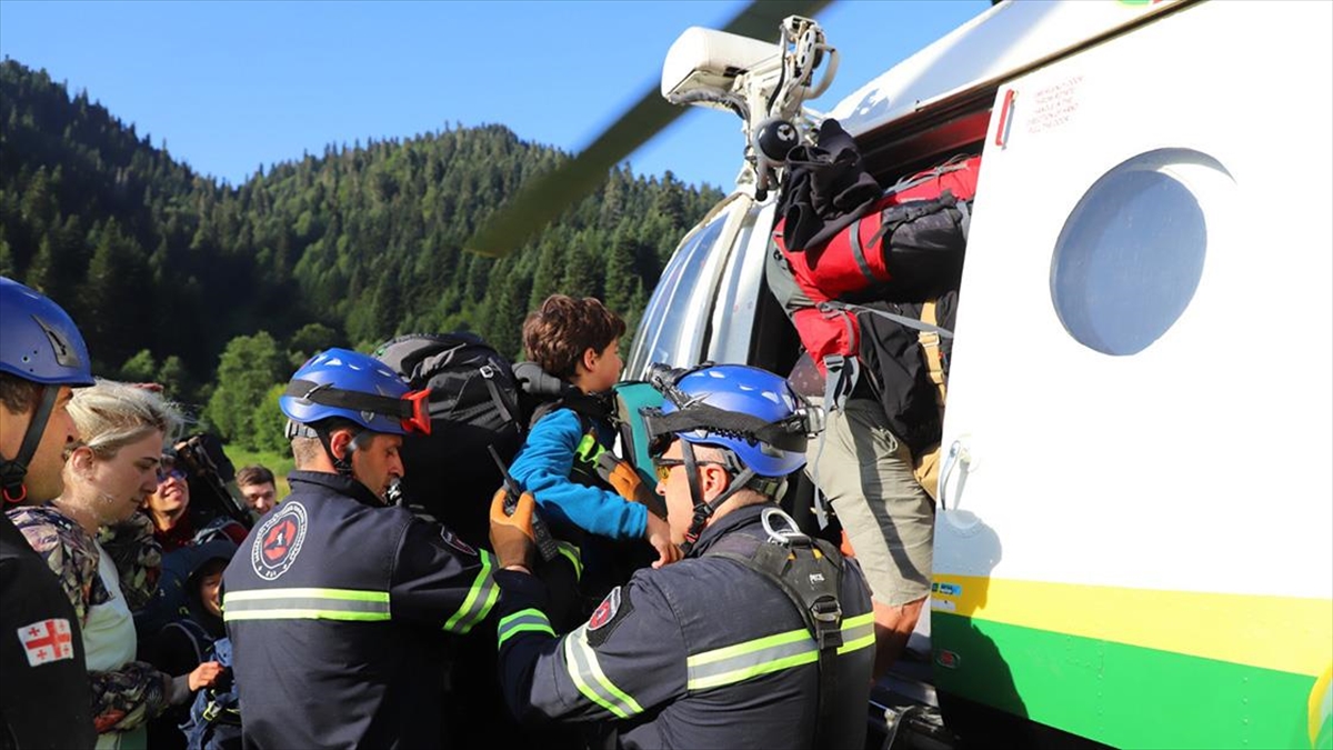 Gürcistan'ın Tatil Beldesi Şovi'deki Heyelanda İki Kişi Hayatını Kaybetti