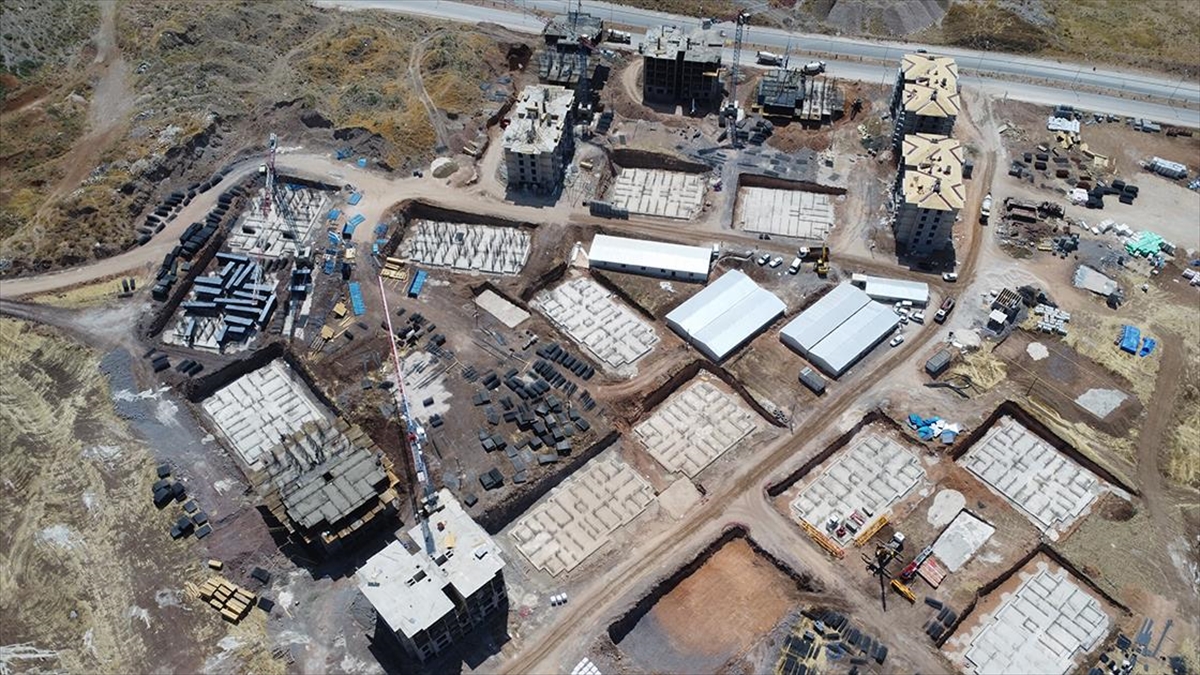 Elazığ'da 2 Bin 936 Deprem Konutunun İnşası Sürüyor