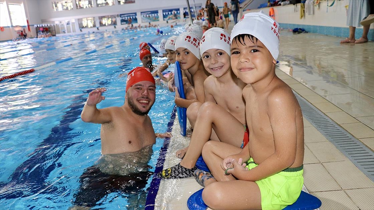 Ortopedik Engelli Antrenör Çocuklara Yüzme Öğretiyor