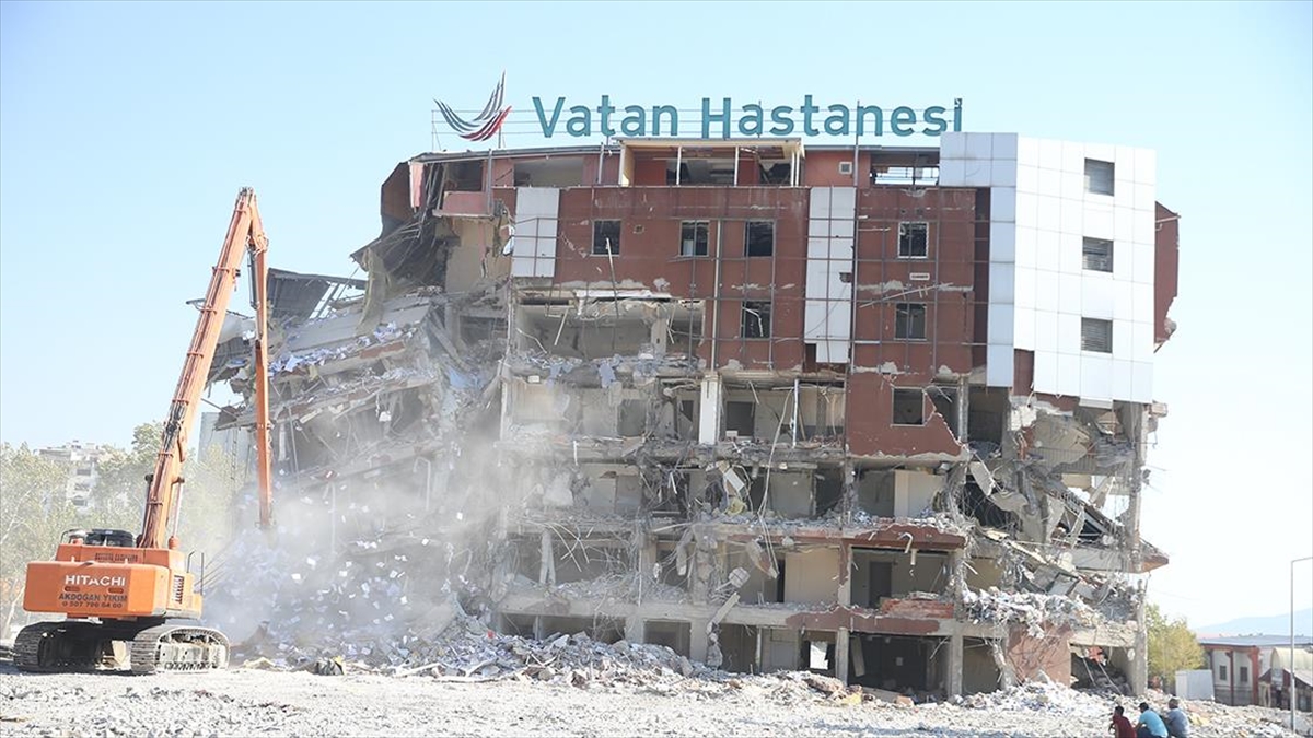 Kahramanmaraş'ta Ağır Hasarlı Binaların Yıkımı Devam Etti