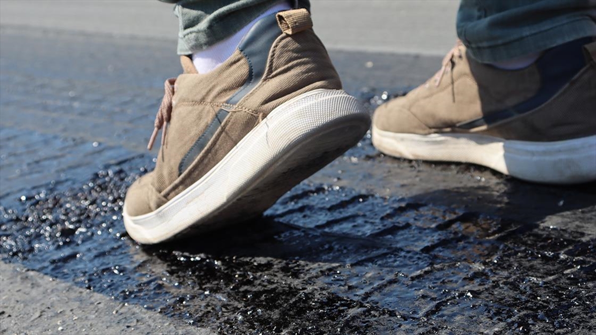 Denizli'de Aşırı Sıcaklarda Yolun Zeminindeki Asfalt Eridi