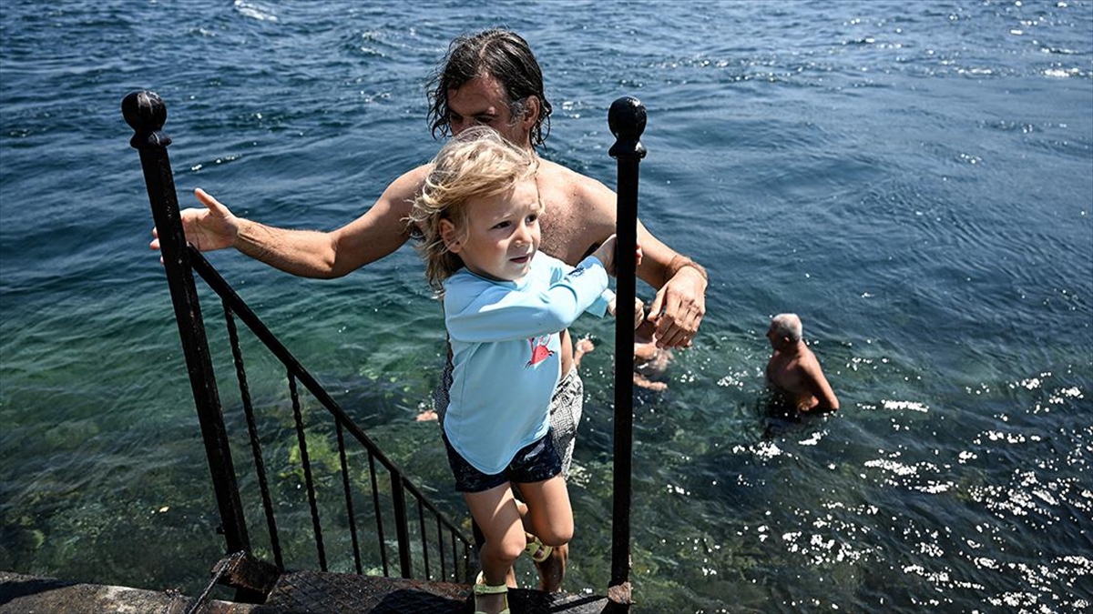 İstanbul'da Sıcaktan Bunalan Vatandaşlar Hafta Sonu Sahil Ve Parklarda Serinlemeye Çalıştı