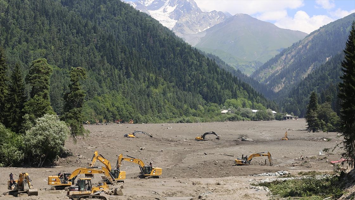 Gürcistan'ın Tatil Beldesi Şovi'deki Heyelanda Ölü Sayısı 18'e Yükseldi