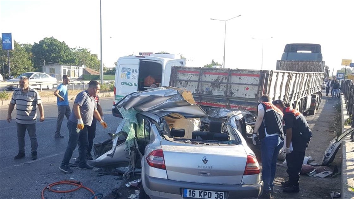 Bursa'da Tıra Çarpan Otomobildeki 4 Kişi Öldü, 2 Kişi Yaralandı
