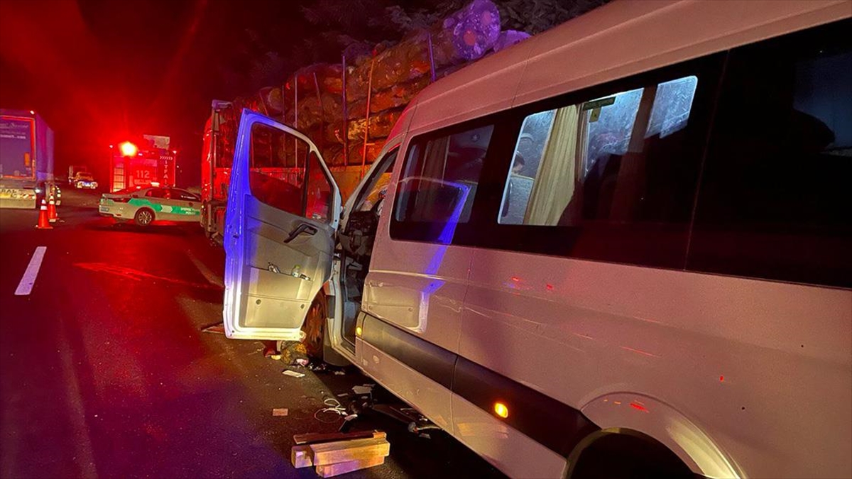 Anadolu Otoyolu'nda Tıra Çarpan Minibüsteki 20 Kişi Yaralandı 1 Kişi Öldü