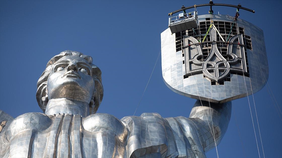 Kiev'deki Anavatan Heykeli'ne Ukrayna Arması Yerleştirildi