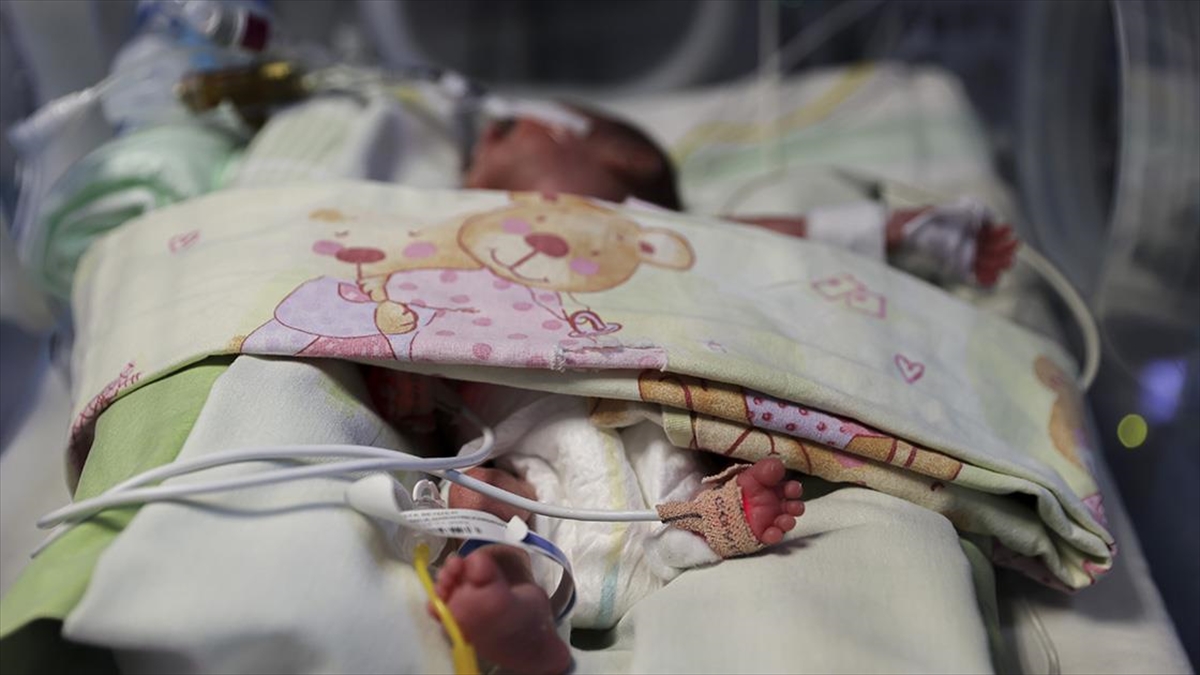 Dünyaya 750 Gram Gelen Minik Batu Anne Sütüyle Hayata Tutunuyor