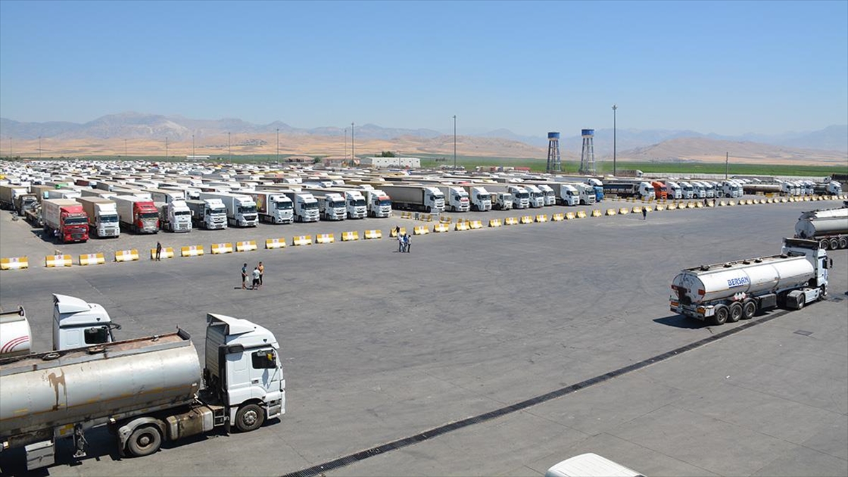 Habur Sınır Kapısından Irak'a Yük Taşıyan Tır Şoförleri Araçların Gölgesinde Serinliyor