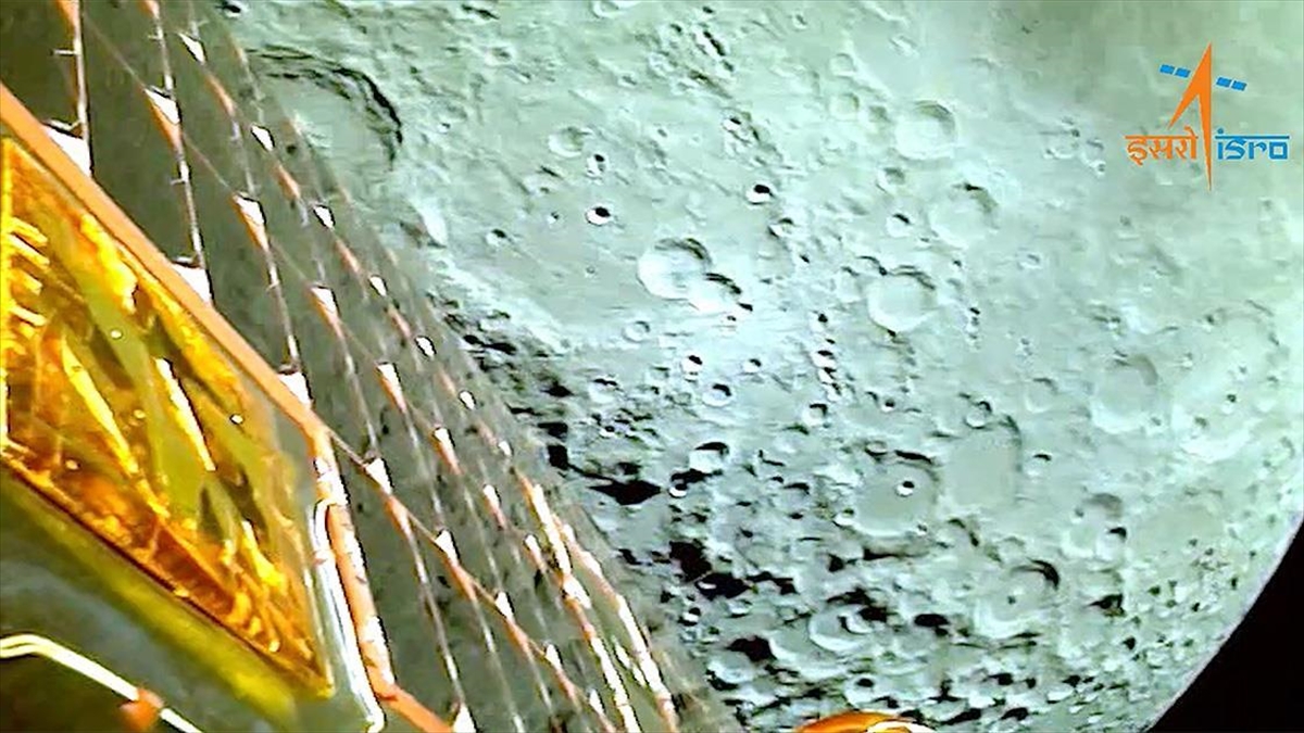 Hindistan'ın Chandrayaan-3 Uzay Aracı Ay'ın Yeni Fotoğraflarını Paylaştı