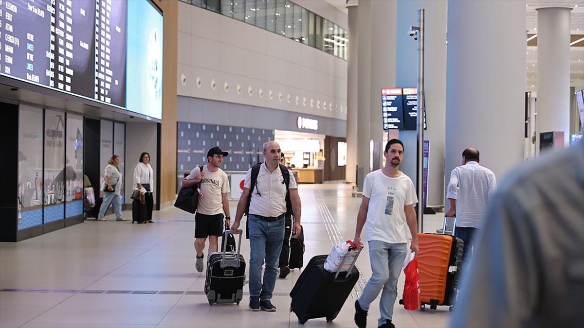 Nijer'deki Türk Vatandaşları THY'nin Özel Seferiyle İstanbul'a Geldi