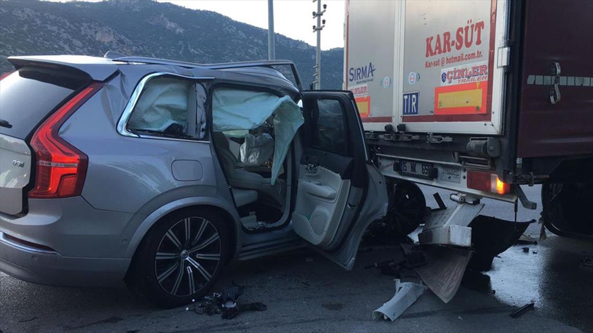 Trafik Kazası Geçiren Şarkıcı Tan Taşçı Ve Yanındaki İki Kişi Yaralandı