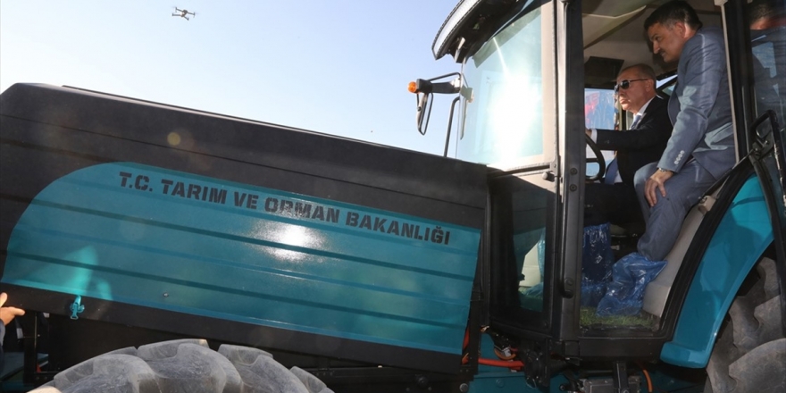 Erdoğan, Yerli 'Elektrikli Traktör' Deneme Sürüşünü Gerçekleştirdi