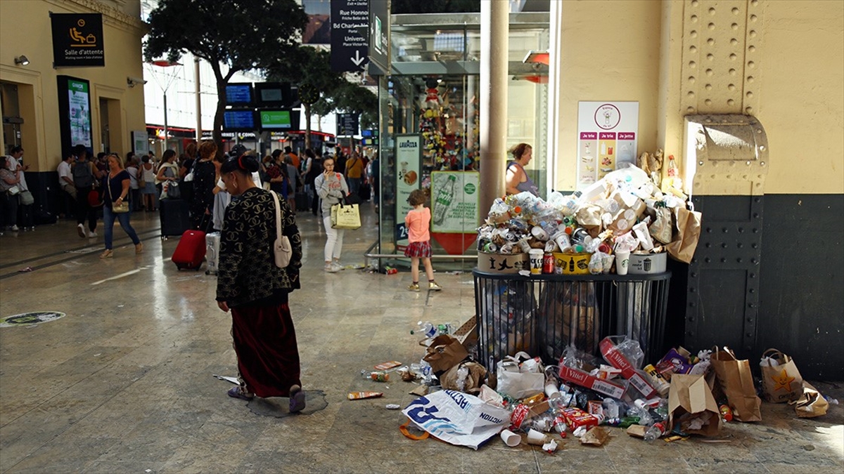 Fransa'da Çöplerin Biriktiği Tren Garının Temizliğini Yapan Firma Grevdeki Personelini Suçladı
