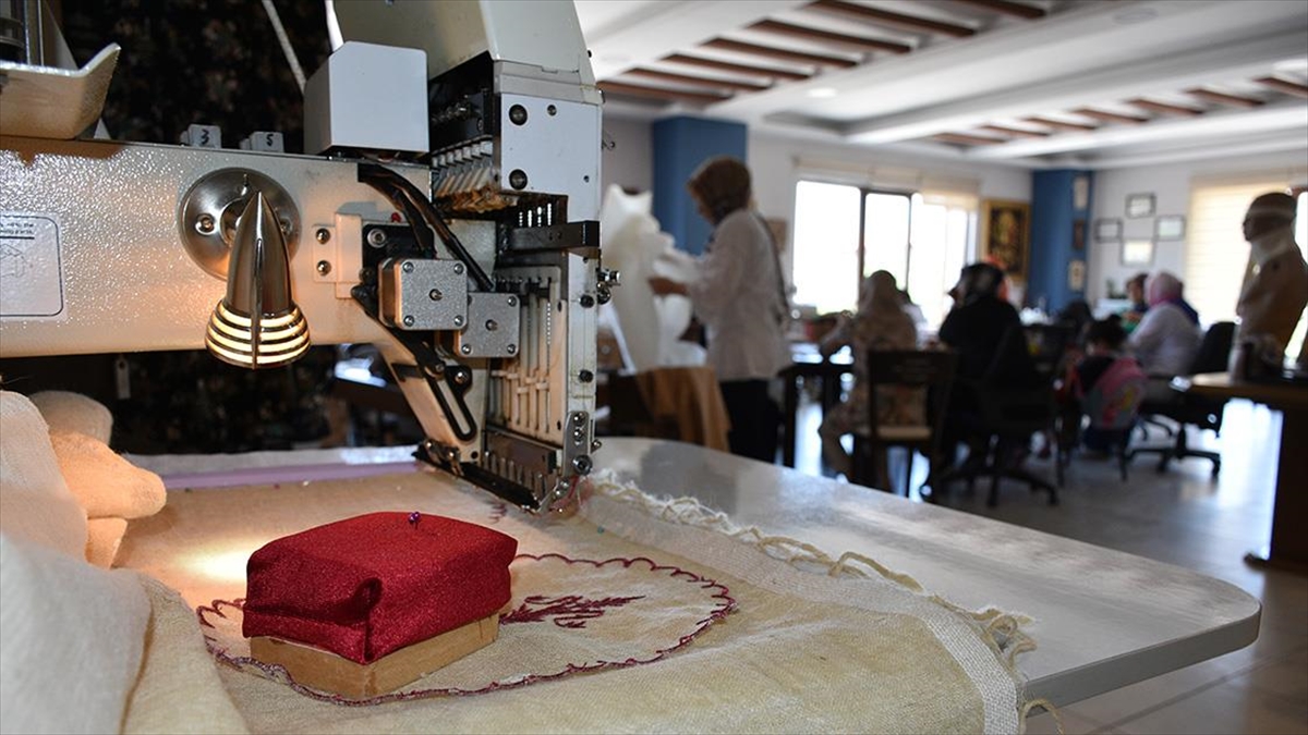 Atölyesinde "ehram"dan Yaptığı Ürünleri Artık Seri Üretip Yurt Dışına Pazarlıyor