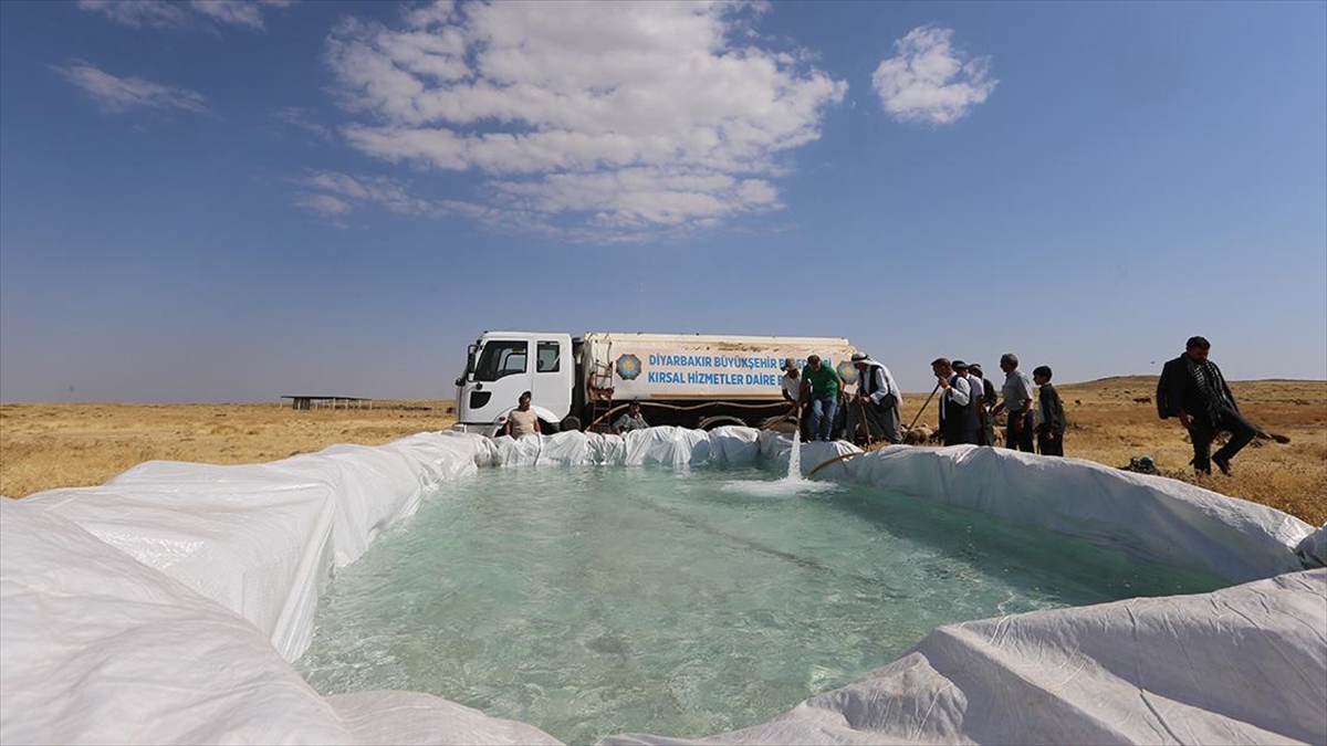 Sürü Hayvanları İçin Mera Ve Yaylalara Tonlarca Su Taşınıyor