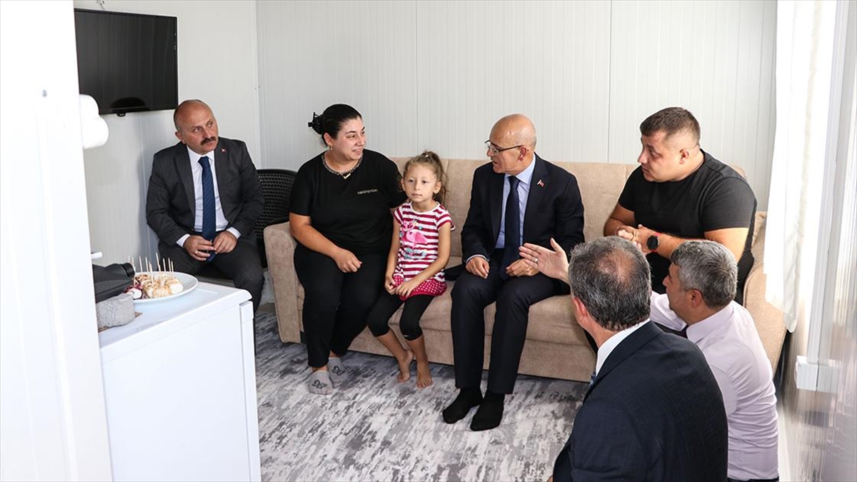 Hazine Ve Maliye Bakanı Şimşek, Adıyaman'da Konteyner Kenti Ziyaret Etti