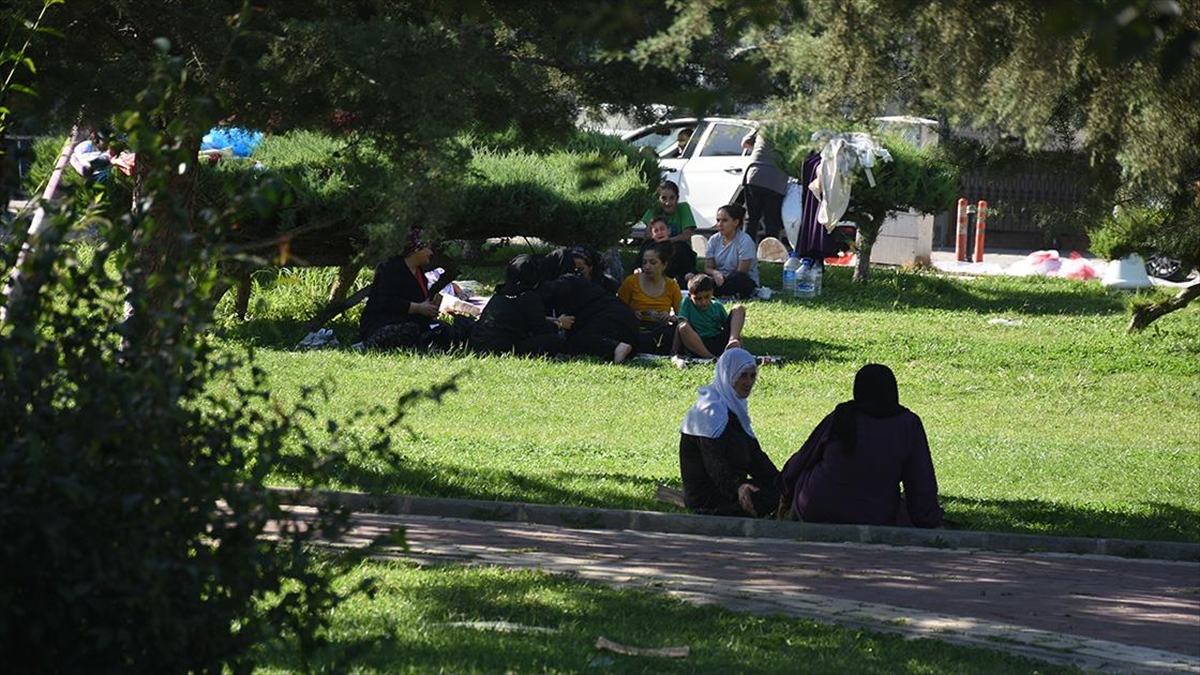 Malatya'da Deprem Nedeniyle Bazı Vatandaşlar Parklarda Sabahladı