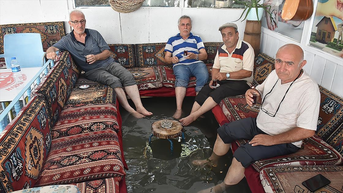 Su Kanalı Geçen Kahvehanede Çaylarını Yudumlayıp Serinliyorlar