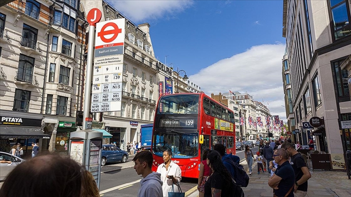 İngiliz Ekonomisi 18 Ayda 65 Yılın En Zayıf Büyümesini Kaydetti