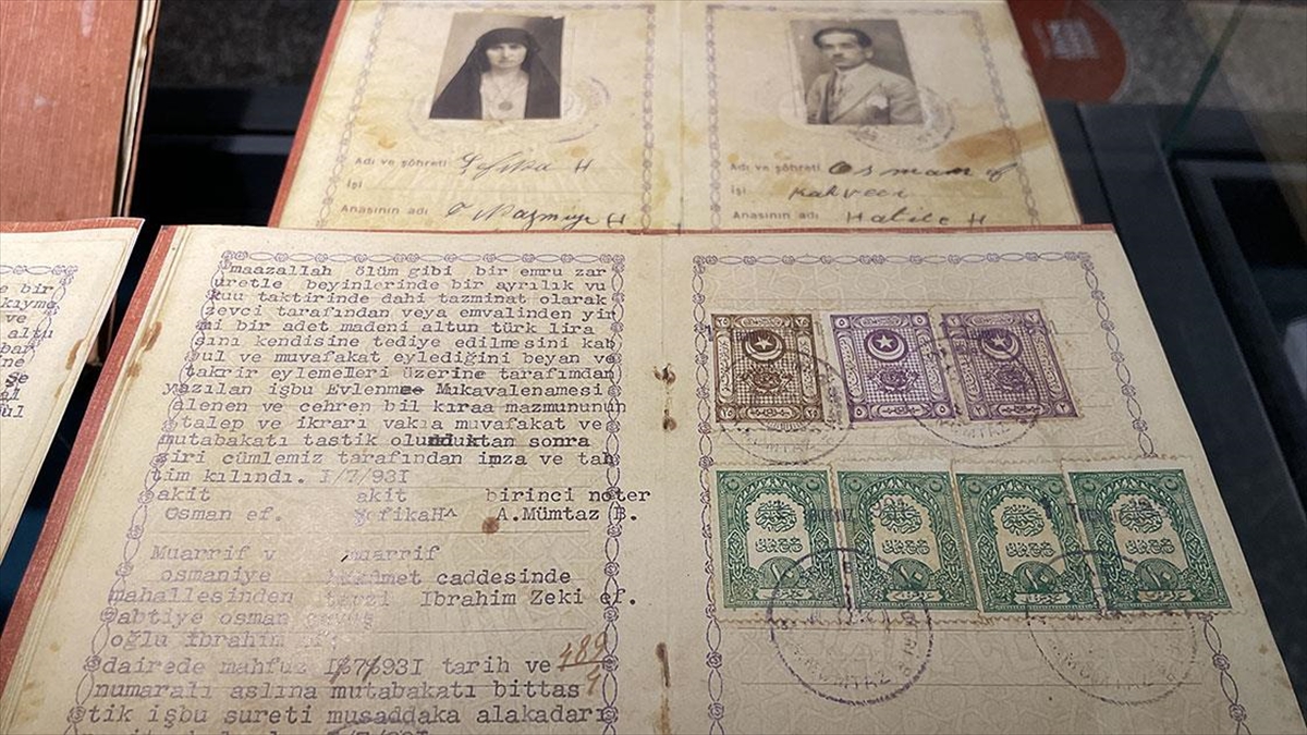 Dede Ve Ninesinin 92 Yıllık Tarihi Evlilik Sözleşmesini Müzeye Bağışladı