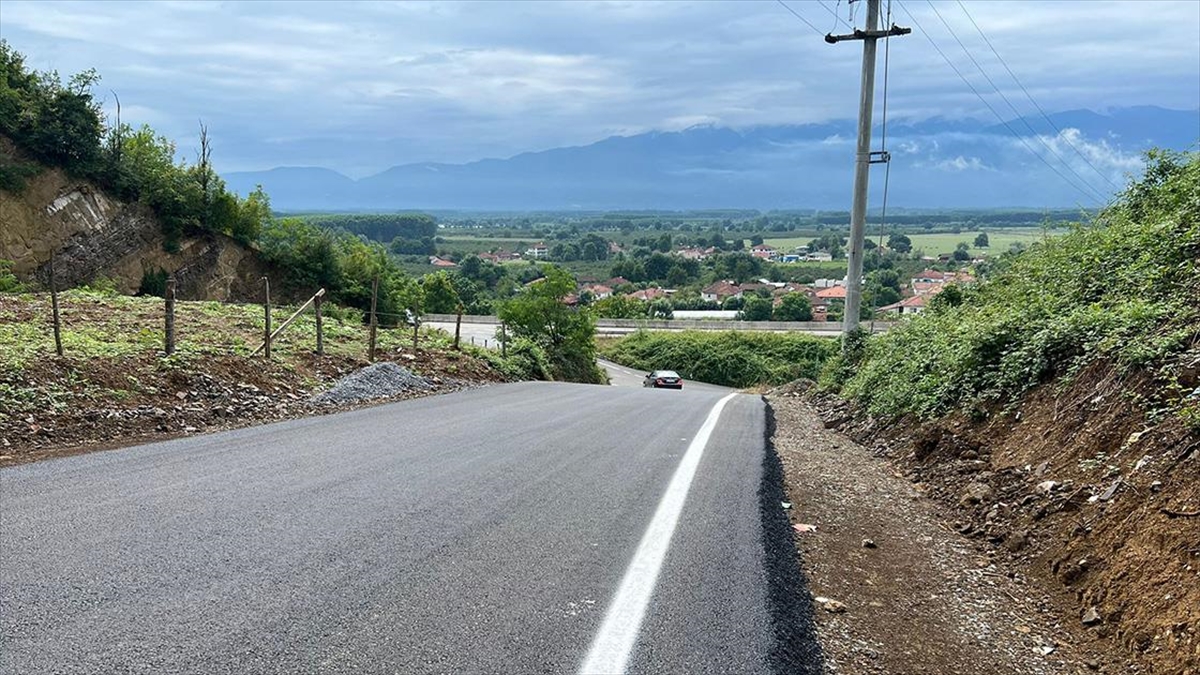 Düzce'nin Gölyaka İlçesinde Heyelan Ve Selden Zarar Gören Yollar Onarıldı