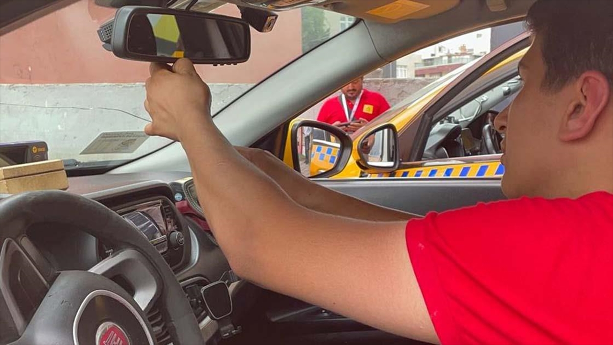 İstanbul'da Minibüs Ve Taksilerde Zamlı Tarife Uygulanmaya Başlandı