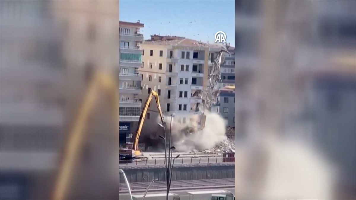 Diyarbakır'da Depremde Ağır Hasar Gören 7 Katlı Bina Yıkım Esnasında Çöktü