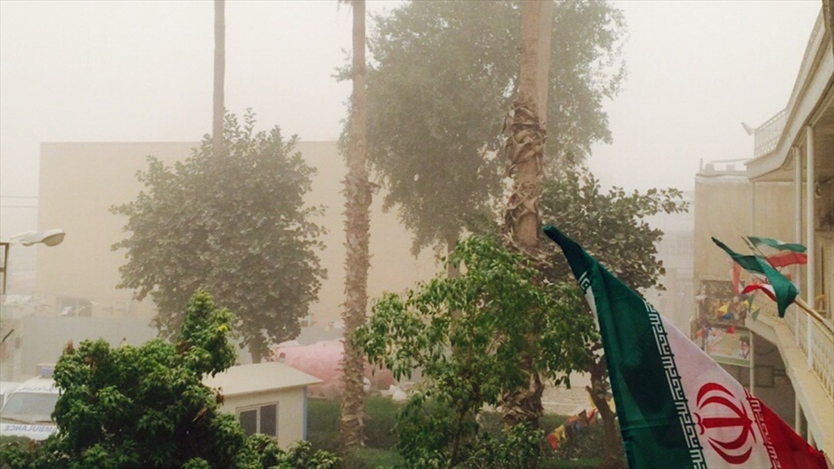 İran'ın Güneydoğusunda Kum Fırtınası Nedeniyle Devlet Kurumları Yine Tatil Edildi