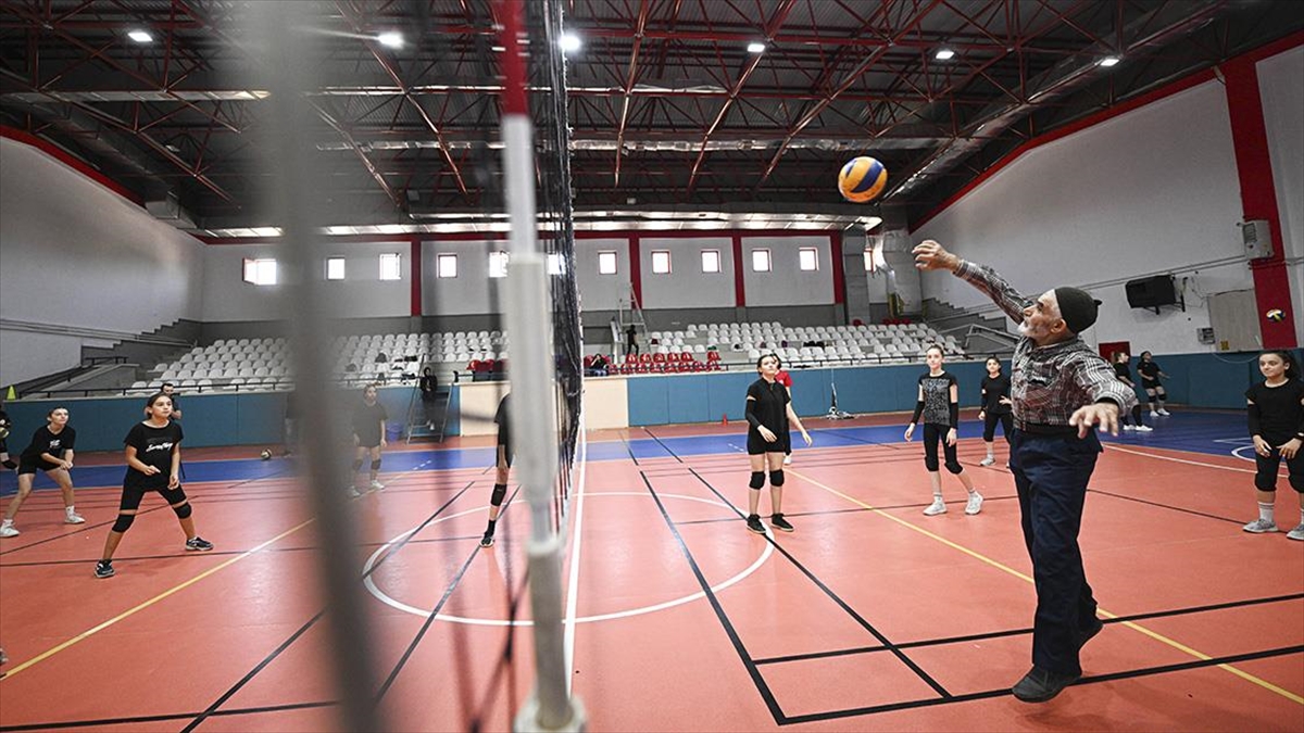 Engelli Torunu İçin 75 Yaşında Voleybol Salonuna İndi