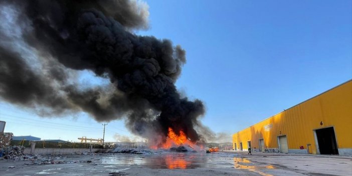 Aksaray'da Geri Dönüşüm Fabrikasında Çıkan Yangına Müdahale Ediliyor