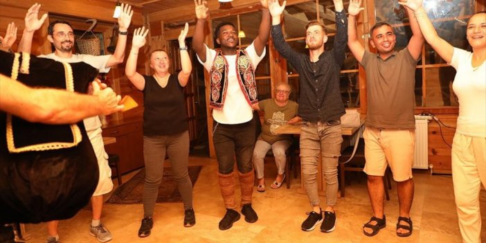 Ganalı Doktor Adayı, Horon Oynadığı Videolarıyla Karadeniz Kültürünü Tanıtıyor