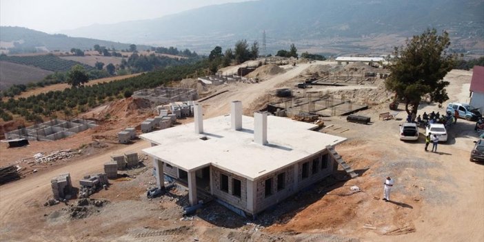 Osmaniye'nin Hasanbeyli İlçesinde Depremzedeler İçin Köy Evlerinin Yapımı Sürüyor