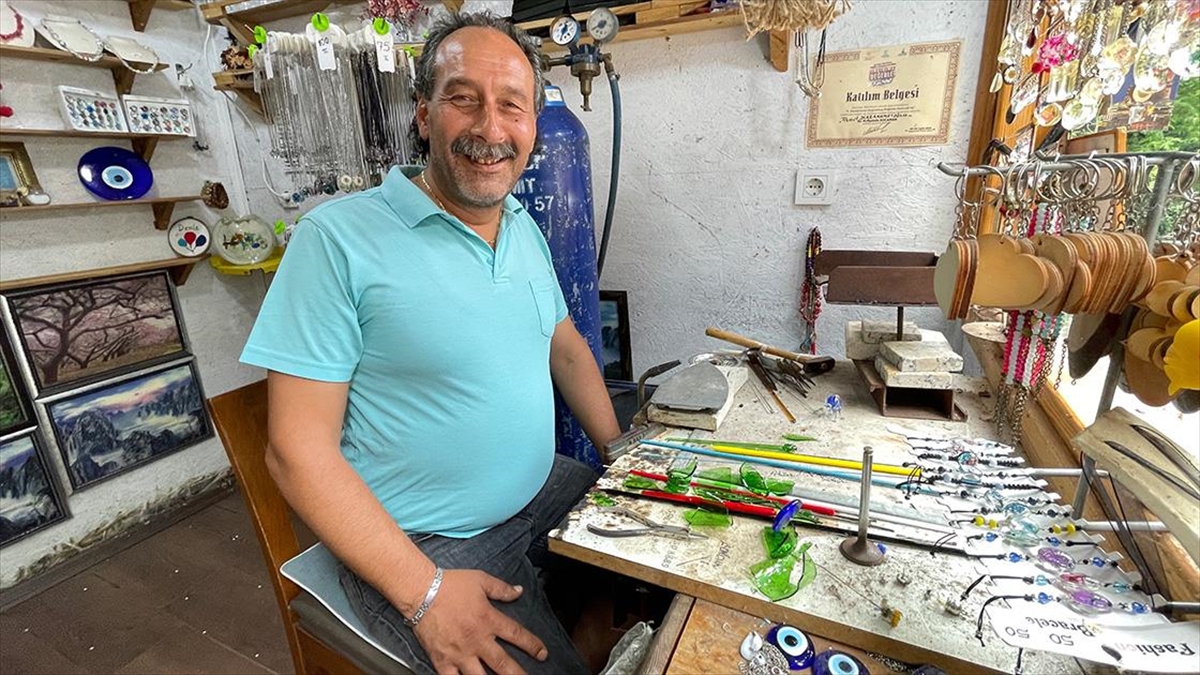 Cam Atıklar Ustasının Elinde Takı Ve Süs Eşyasına Dönüşüyor