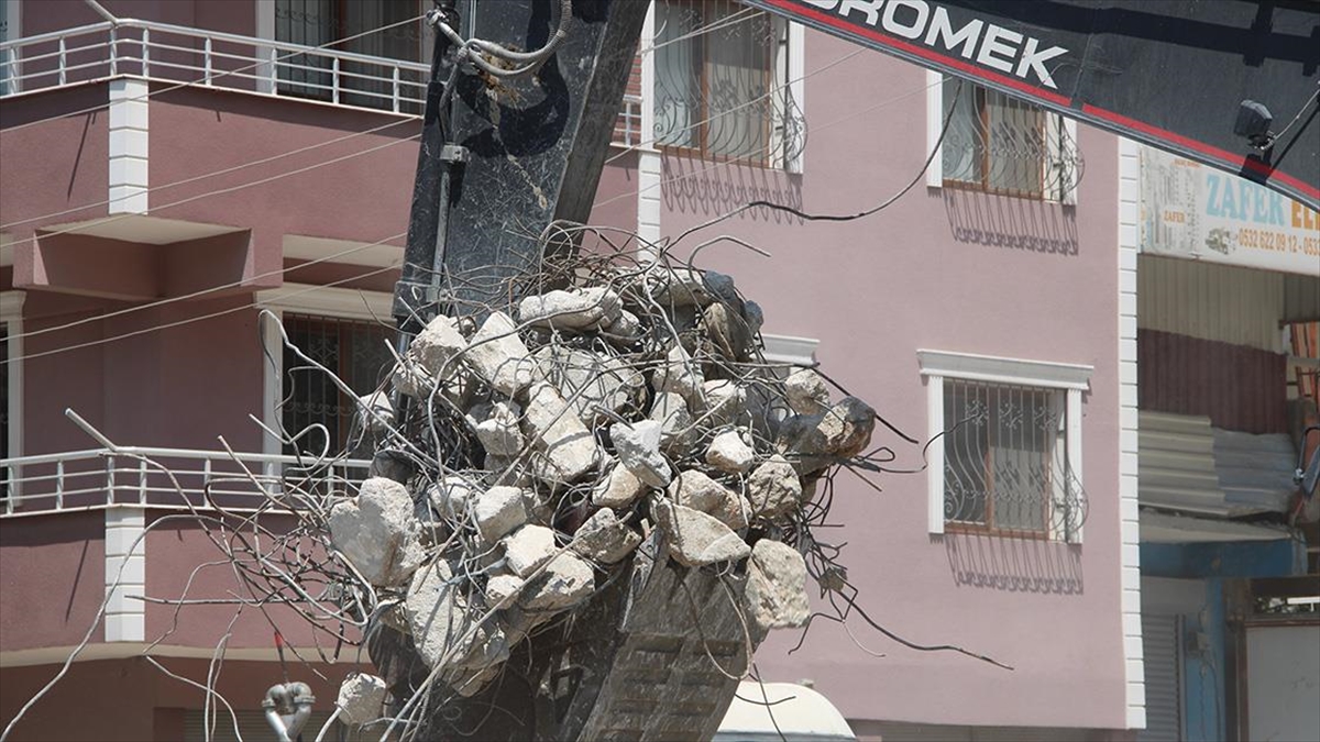 Hatay'da Ağır Hasarlı 2 Bina Patlayıcı Yardımıyla Yıkıldı