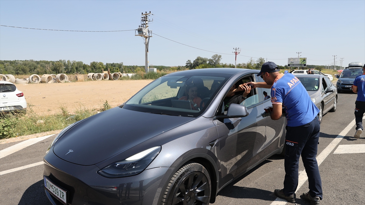 Pazarkule Sınır Kapısı'ndan Geçiş İçin Bekleyenlere Afad'dan Su Ve Şerbet İkramı