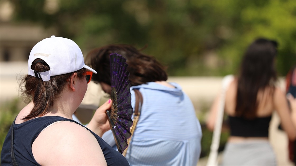 Fransa'da Aşırı Sıcaklar Nedeniyle 4 Bölgede Kırmızı Alarm Durumuna Geçiliyor