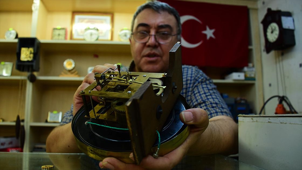 Eskişehirli Saat Ustası 45 Yıldır Zanaatını İcra Ediyor