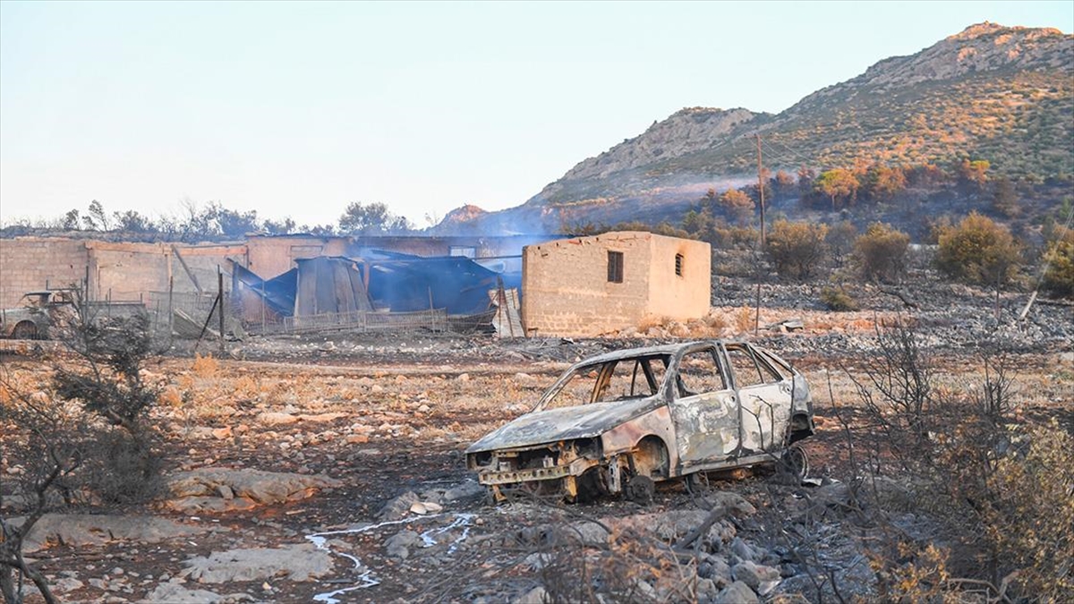 Yunanistan'da Yangınlar 4'üncü Gününde Devam Ediyor