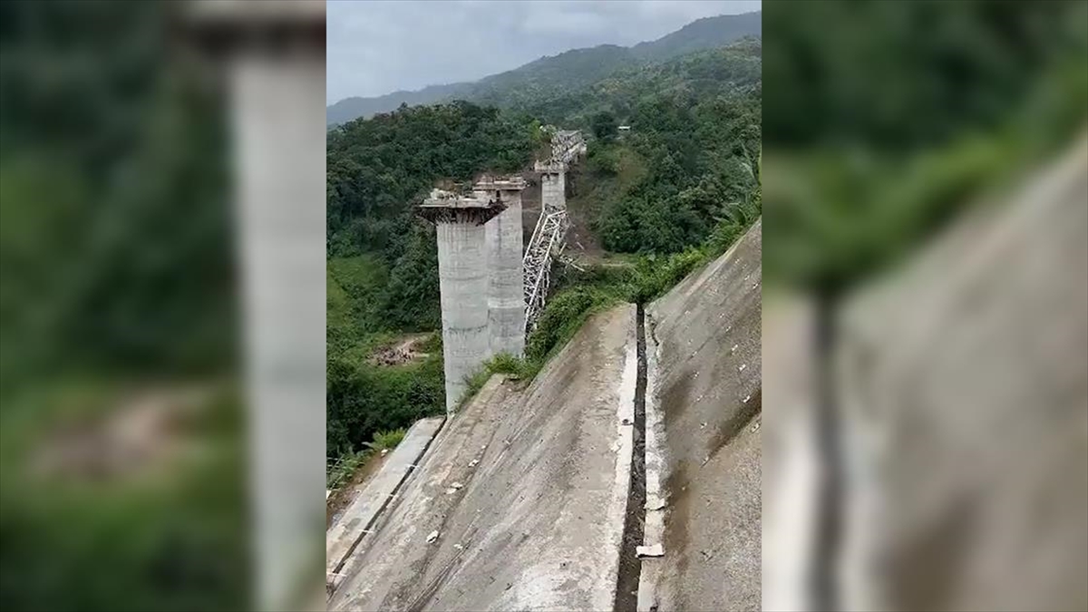 Hindistan'da Demir Yolu Köprüsünün Çökmesi Nedeniyle 17 Kişi Hayatını Kaybetti