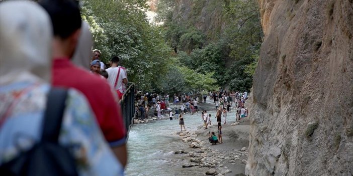 Muğla İle Antalya'yı Ayıran Saklıkent Kanyonu, Ziyaretçilerini Serinletiyor